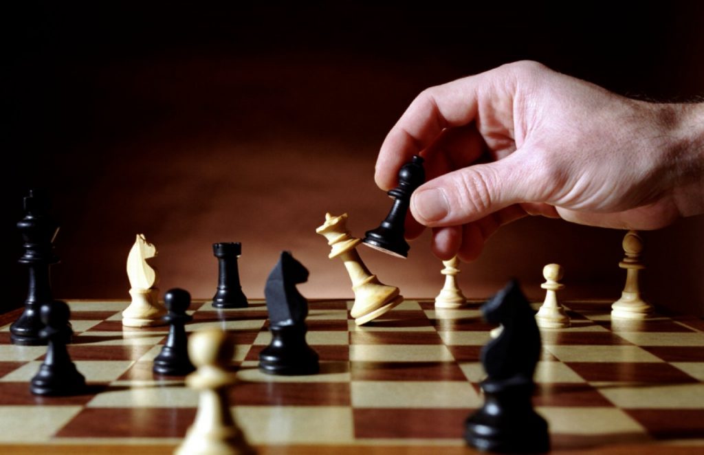 Người nắm quân cờ trắng thường được giành quyền ưu tiên đi trước